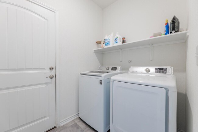 Building Photo - 6422 Hibiscus Falls