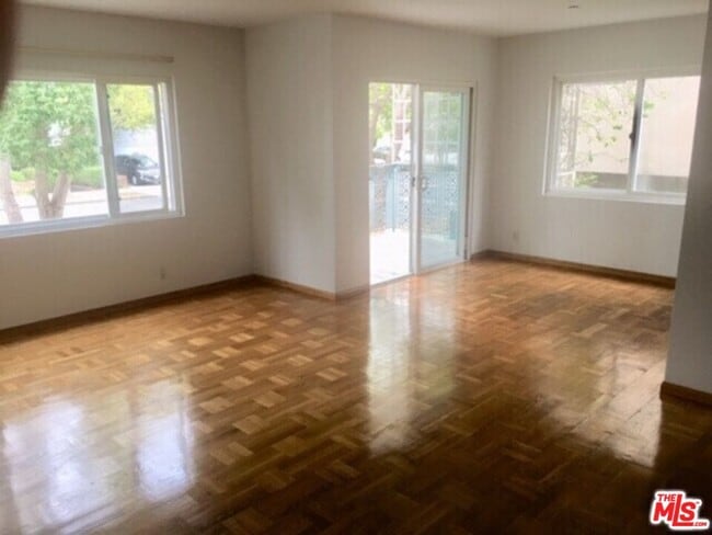 Building Photo - 914 3rd St