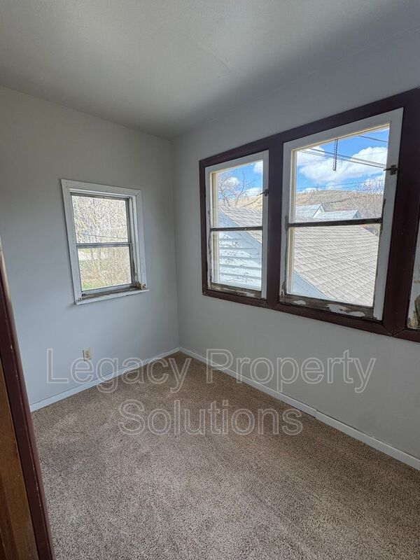 Building Photo - 408 2nd Ave NE