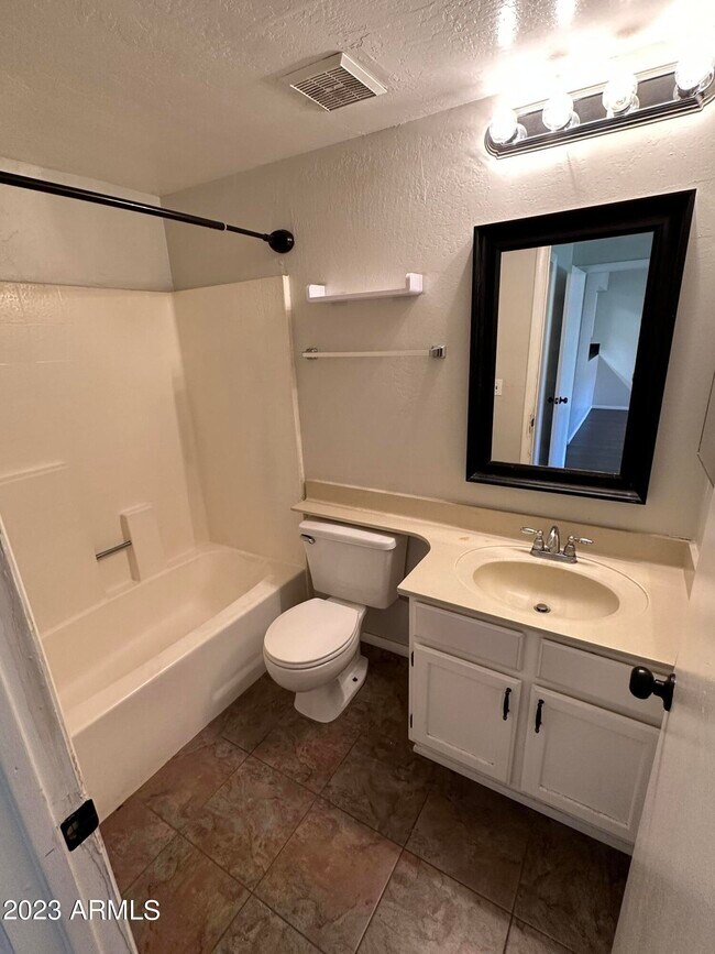 Building Photo - 930 N Mesa Dr