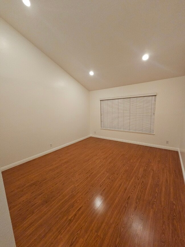 Building Photo - 25 Weepingwood