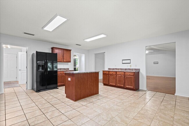 Building Photo - Spacious 4-bedroom Retreat