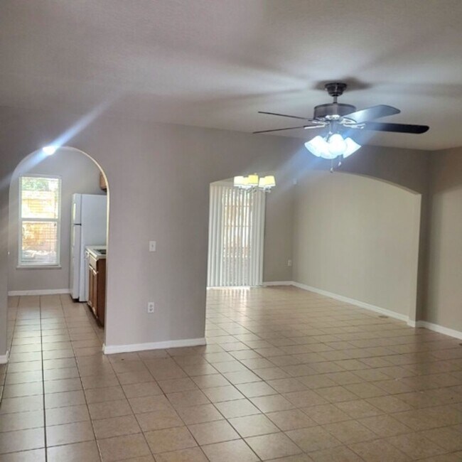 Building Photo - Well laid out 3 BDR /2.5 BTH Townhome with...