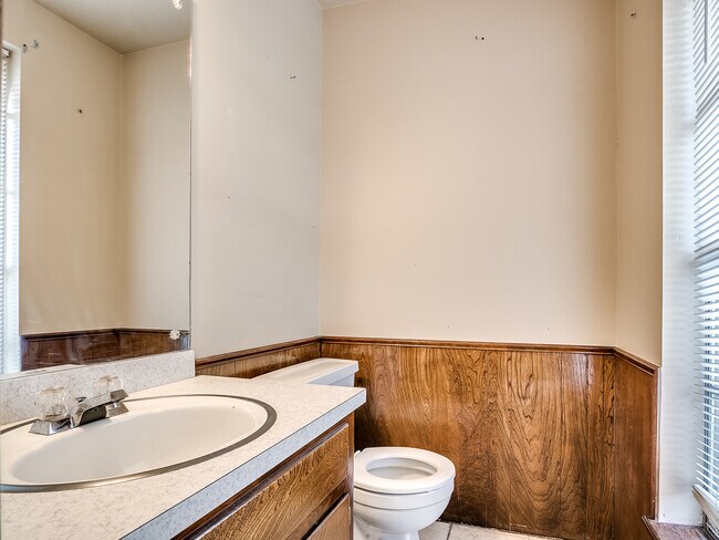 Building Photo - 1320 Frederick Dr