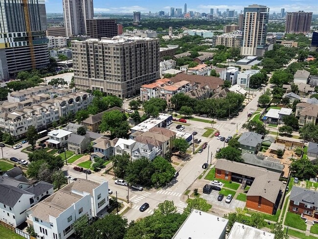 Building Photo - 1702 Southmore Blvd