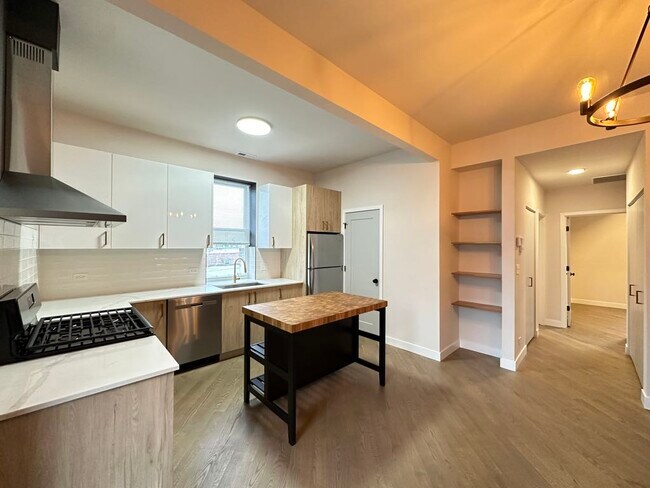 Building Photo - 841 N Mozart St