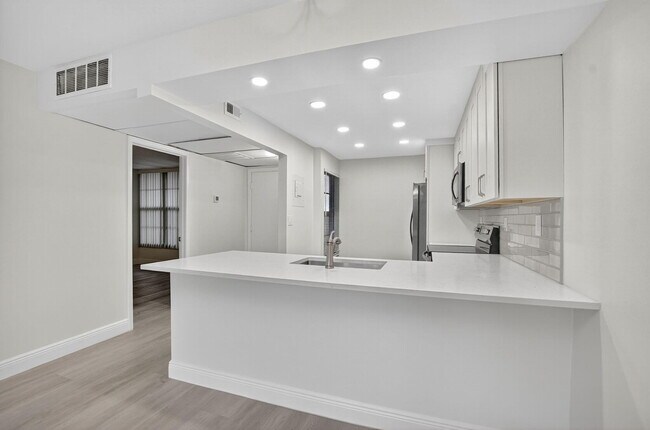 Building Photo - 4 Royal Palm Way