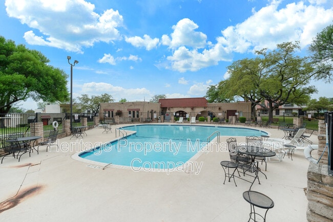 Building Photo - 10958 Crown Pk Ln