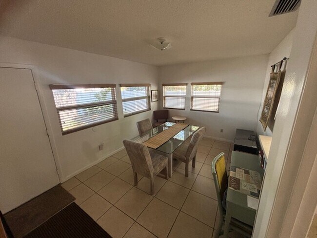 Building Photo - Quaint yet spacious 2/1 duplex avaliable f...