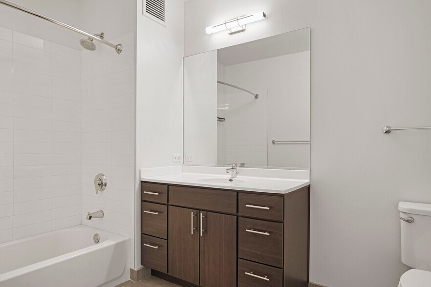 Building Photo - 163 W Superior St