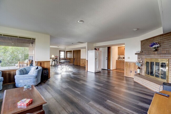 Building Photo - 3 Bedroom 2.5 bathroom spacious home with views of marina and downtown Oak Harbor