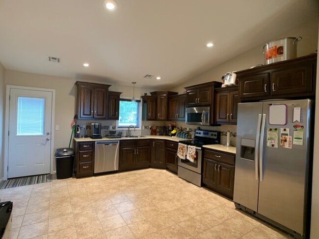 Building Photo - SUPER CUTE DUPLEX ON THE WEST SIDE OF TOWN!