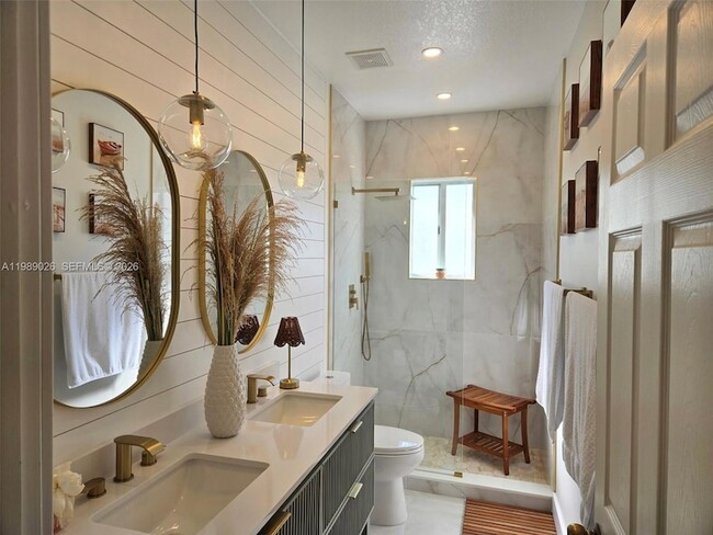 Building Photo - 365 NE 32nd Terrace