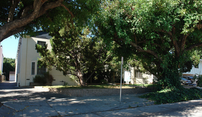 Primary Photo - Dickens Court Apartments