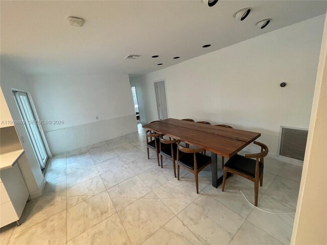 Building Photo - 14610 Tarpon Dr