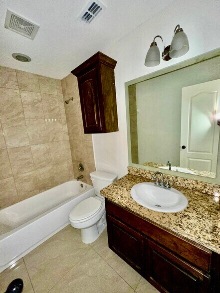 Building Photo - 207 S Ridge Ln