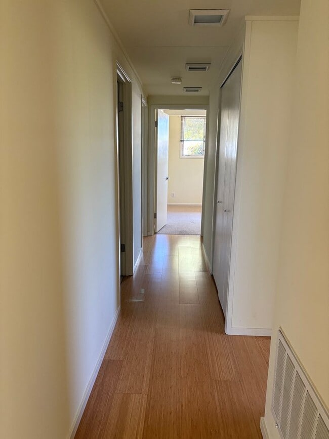 Building Photo - Lovingly Maintained 3 Bed, 2 Bath Home in the Circles