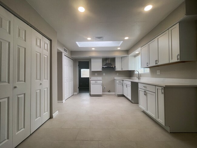 Building Photo - 2330 N Los Altos Ave
