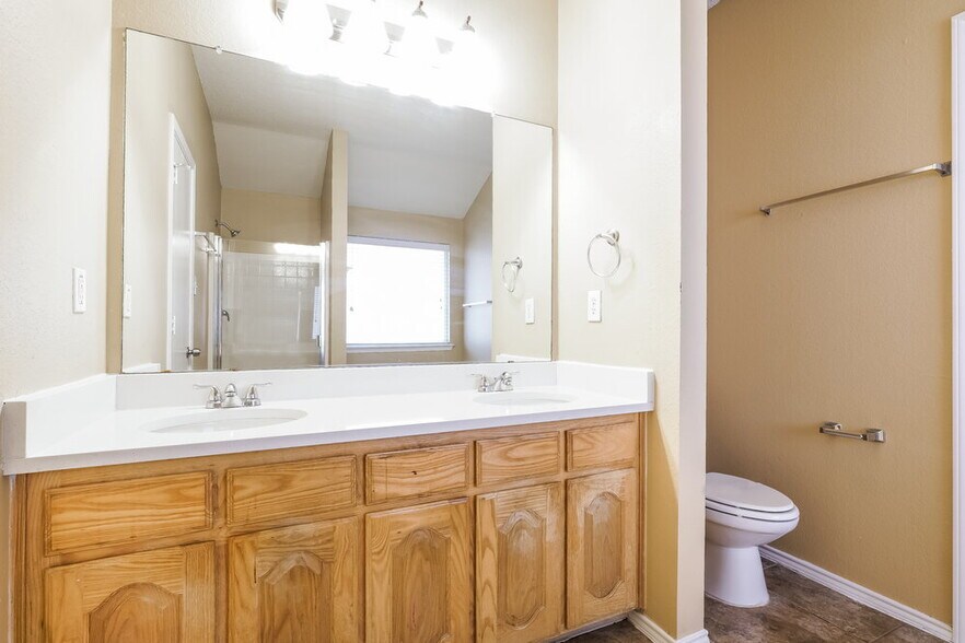 Building Photo - 705 Pine Hollow Dr