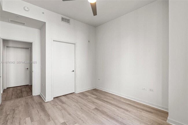 Building Photo - 999 SW 1st Ave