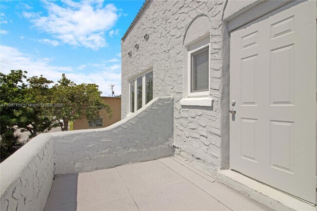 Building Photo - 327 SW 20th St