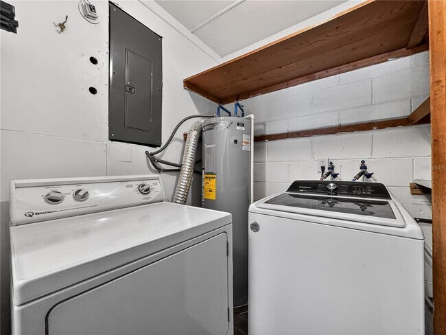 Building Photo - 2304 Country Club Rd