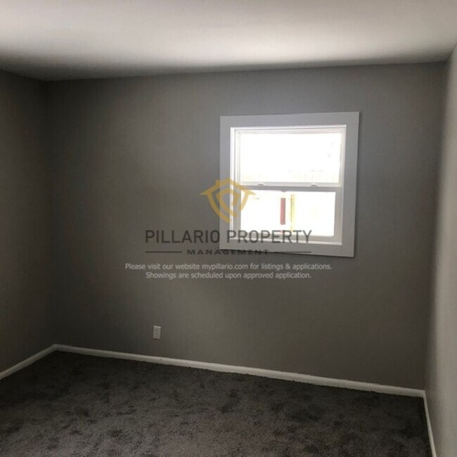 Building Photo - 4-Bedroom Home with Spacious Kitchen & Detached Garage, Available NOW!