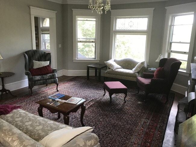 Building Photo - Beautiful 3 Bed / 2.5 Bath Summit Ave Cond...