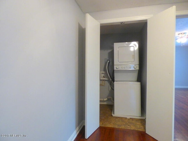 Building Photo - 2575 Myra St