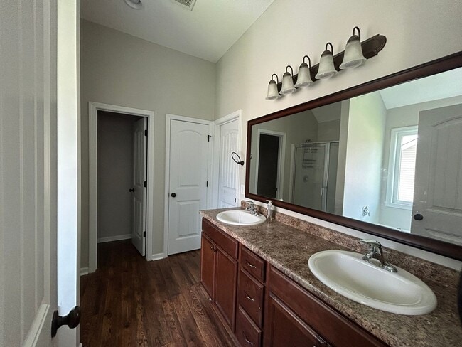 Building Photo - 651 Red Oak Ln