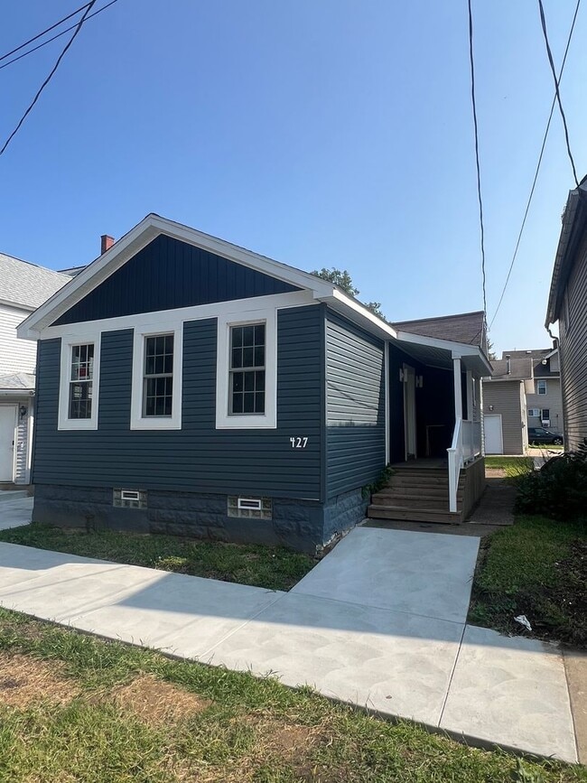 Building Photo - COMPLETELY REMODELED 2 BEDROOM HOUSE