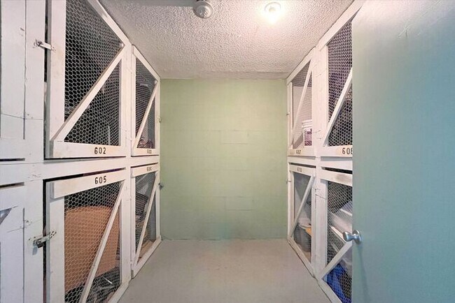 Building Photo - Executive Lakefront Living – 3 Bed, 2.5 Ba...