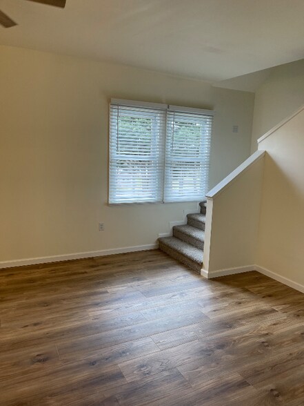 Building Photo - 1704 Buchanan Trail E