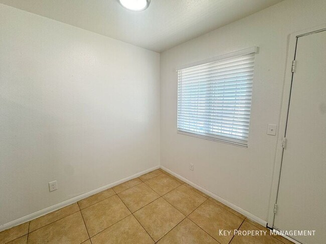 Building Photo - 1656 Stevens St