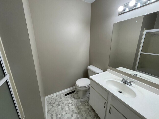 Building Photo - 16110 Hickory St