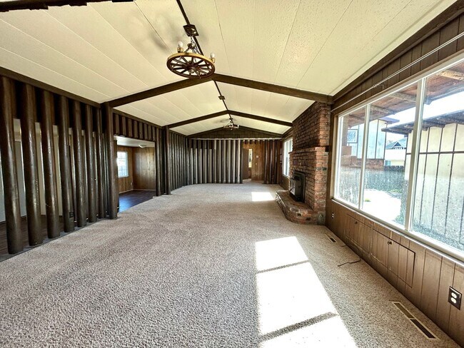 Building Photo - Unique 5 Bedroom Home