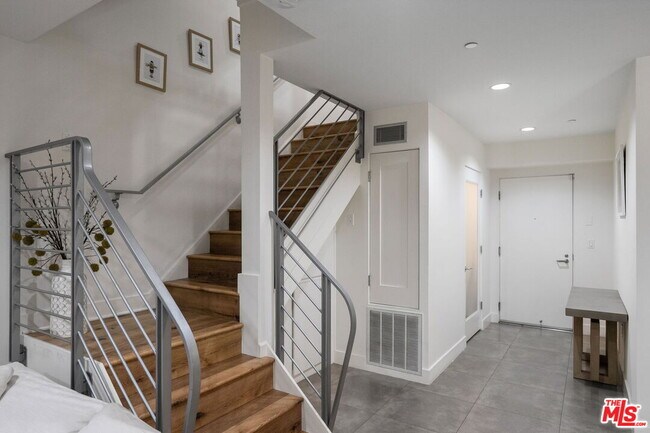 Building Photo - 11023 Fruitland Dr