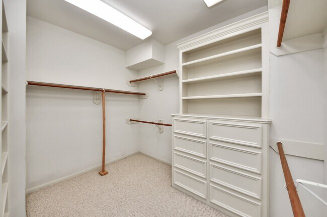 Building Photo - 5346 Hidalgo St