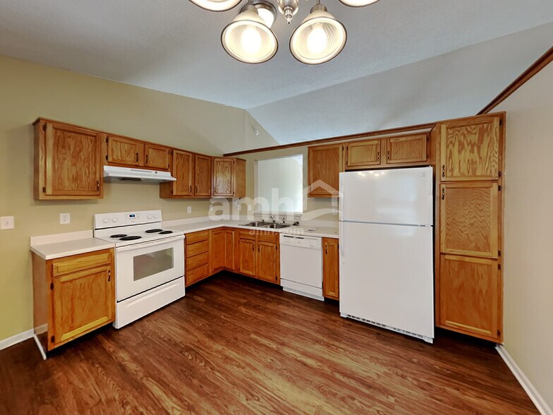 Building Photo - 950 Millbrook Dr