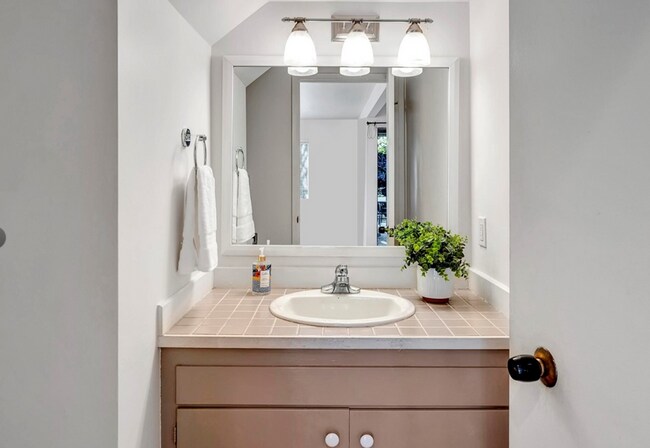 Building Photo - Downtown Bellevue 2 Bedroom 1.5 Bath 2 story Condo