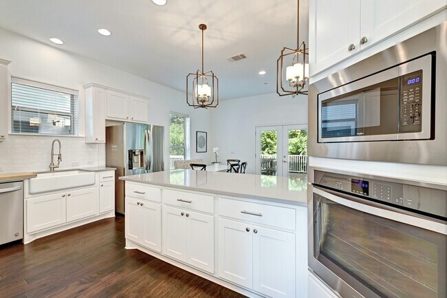 Building Photo - 2400 Winsted Ln