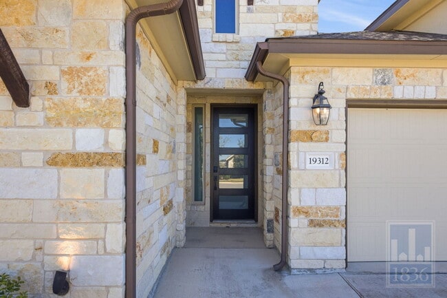 Building Photo - 19312 Fernando Trl