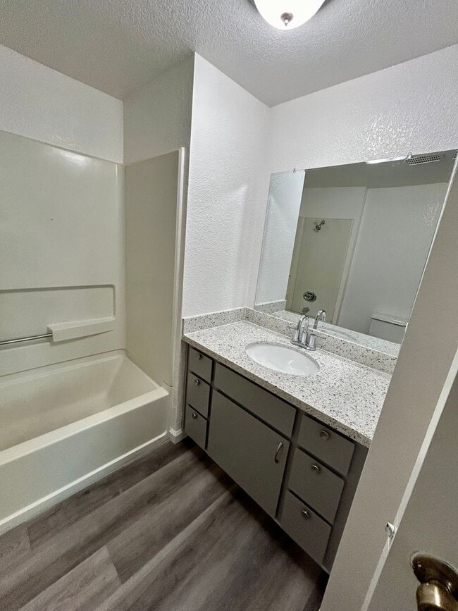 Building Photo - Redwood Glen Townhouse!  Totally remodeled!