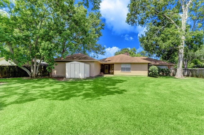 Building Photo - Spacious home on 1/3 of an acre w/ BONUS F...