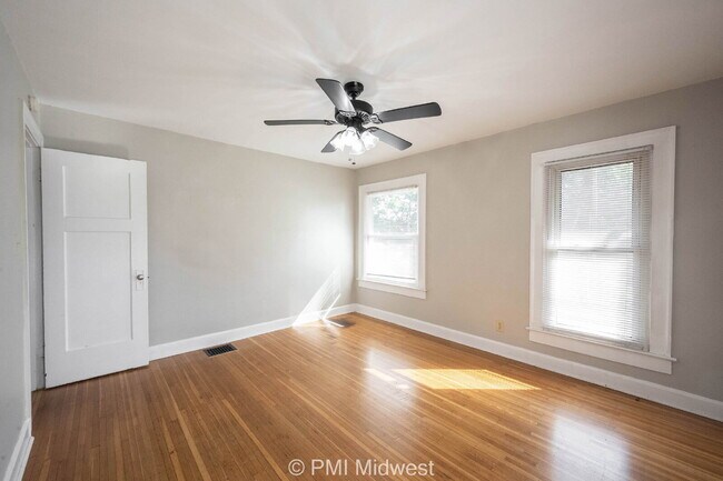 Building Photo - "Charming 3 Bedroom with Hardwood Floors i...