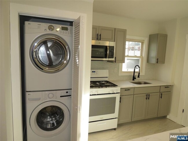 Building Photo - 8 Louis St