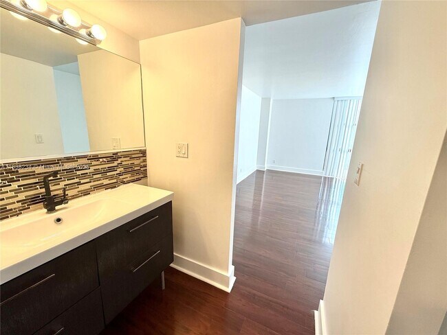 Building Photo - 20335 W Country Club Dr