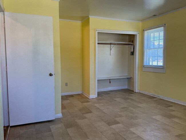 Building Photo - AMAZING LOCATION, Ranch Home Downtown Smit...