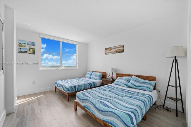 Building Photo - 300 Bayview Dr