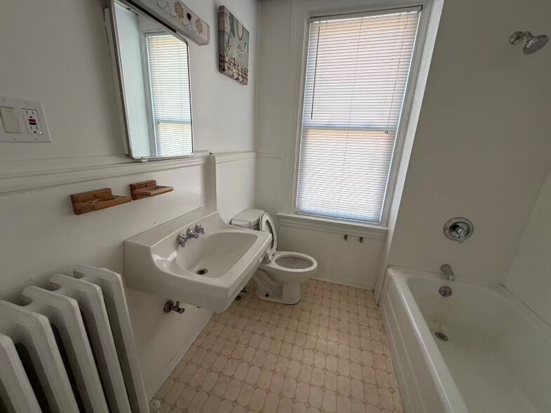 Building Photo - 1920 Middle St